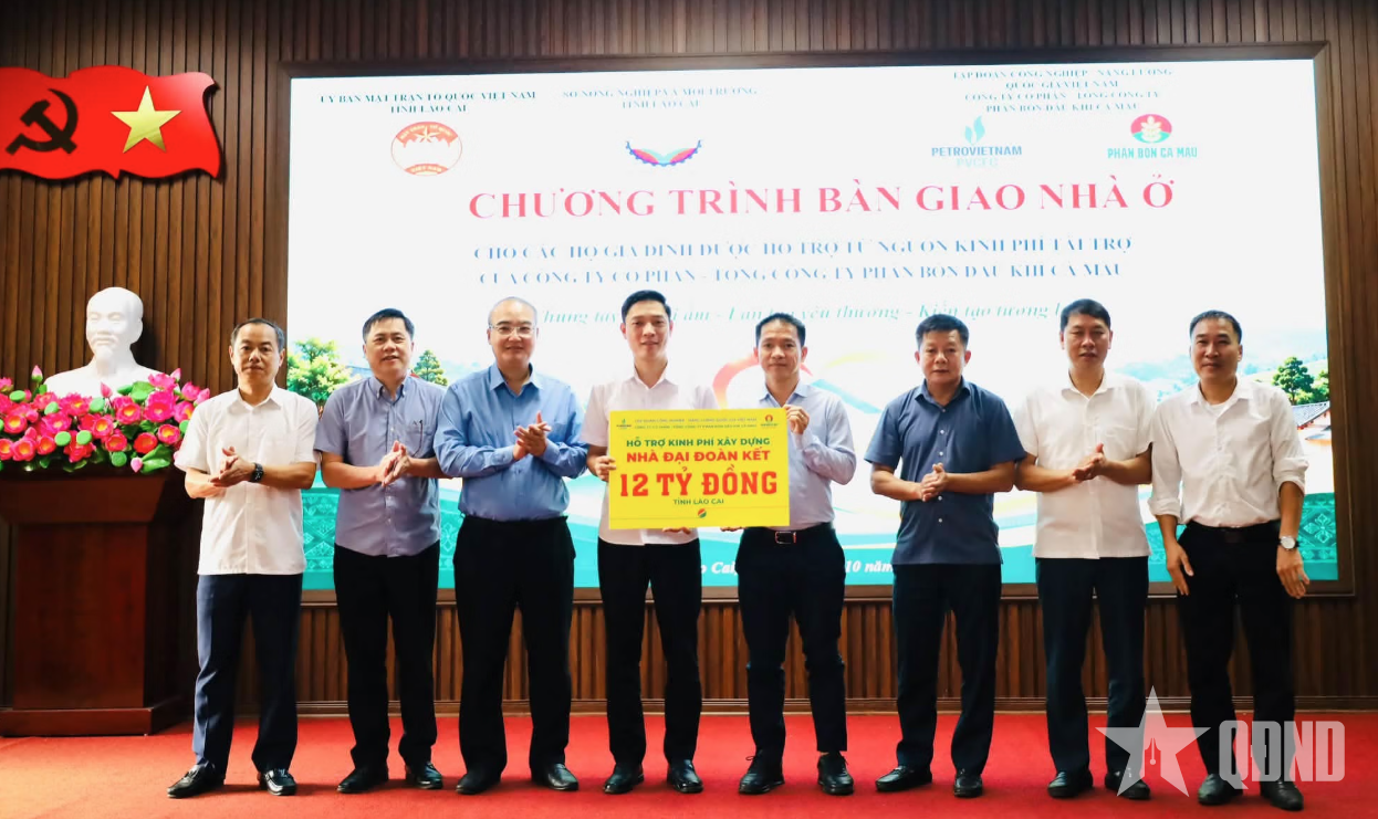 Lào Cai: Bàn giao nhà ở tặng gia đình khó khăn